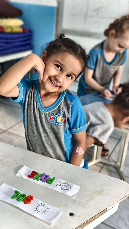 Menina com letras móveis na mesa