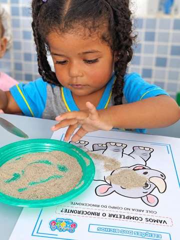 Colagem com areia